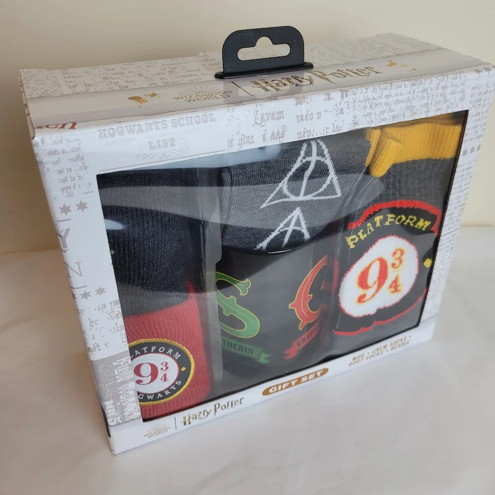 Hogwarts Harry‎ Potter Boxed Gift Set: Coffee Mug, Socks, Beanie Hat. Wizzard.